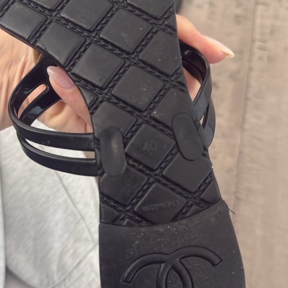 CHANEL - Black Sandals with Cream Floral Accent - Picture 4 of 4
